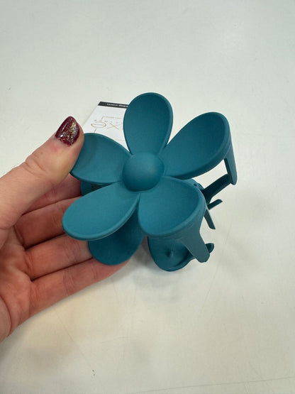 Oversized Matte Flower Claw Clip